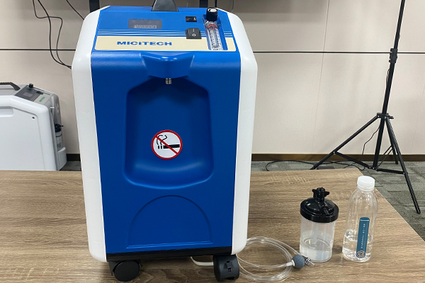 How to connect the humidifier bottle to the oxygen concentrator